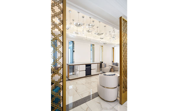 画像：インドアプール プールラウンジ