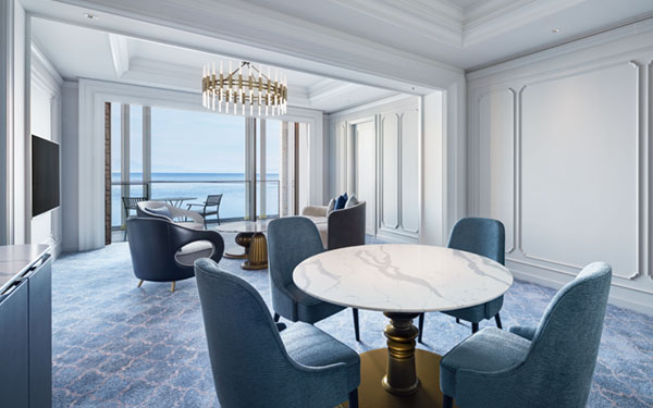 画像：ラグジュアリースイート リビングルーム